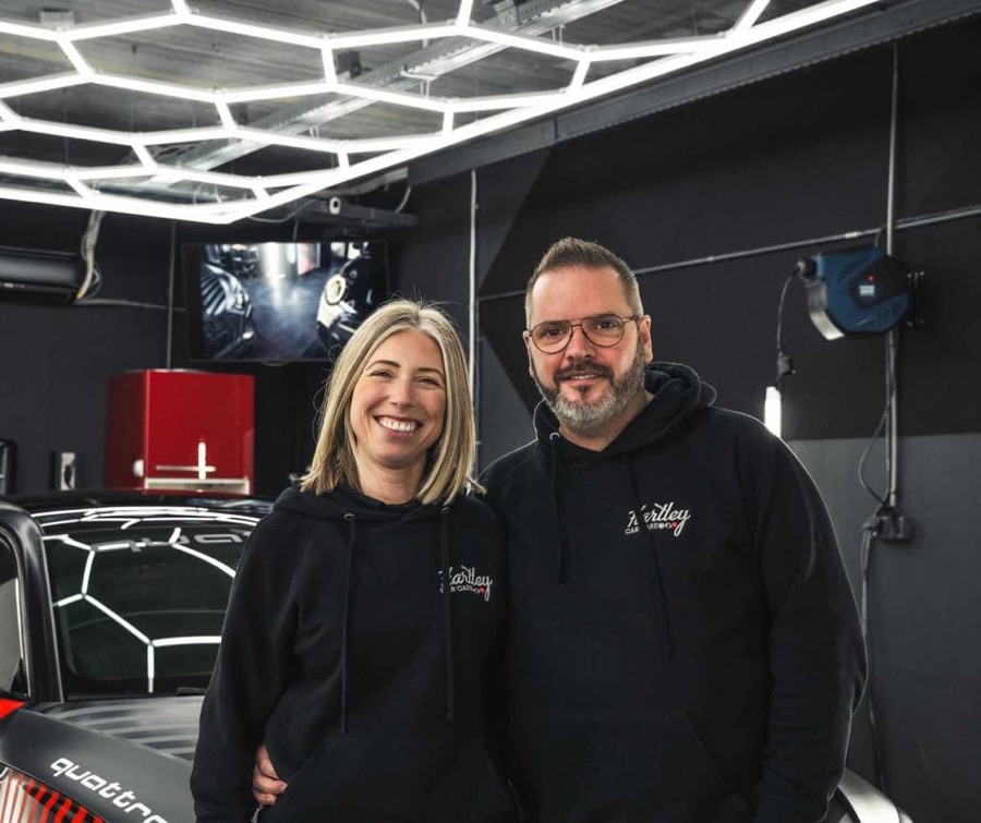 Het team van Hartley Car Care in de studio